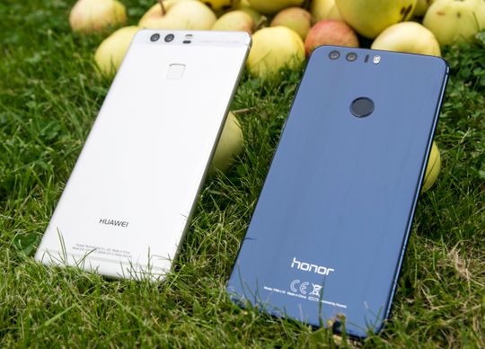 To brødre som ikke er brødre. Huawei P9 og Honor 8 har svært mye til felles, selv om de ikke deler samme logo på baksiden. Hvilken du velger avhenger litt av nyanser i funksjonene, og mye av hvilken design du foretrekker.