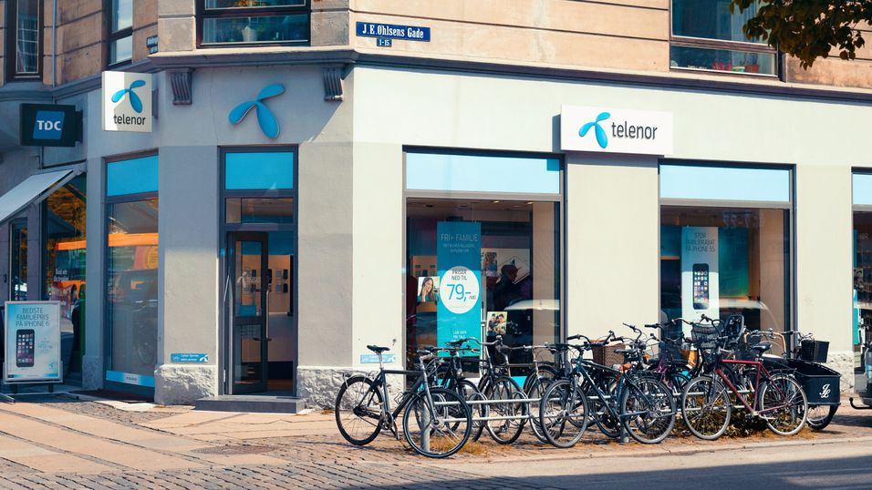 Det er på ingen måte bekreftet at ryktene om samarbeid mellom Tre og Telenor i Danmark og Sverige er sanne. Her et bilde fra en av Telenors danske butikker.
