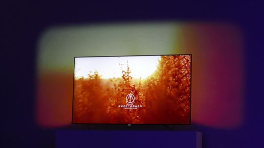I fjor viste Philips frem lysteknologien AmbiLux, som går ut på at TV-en projiserer en utvidelse av TV-bildet på veggen bak. I år kan vi få se selskapets første OLED-TV.