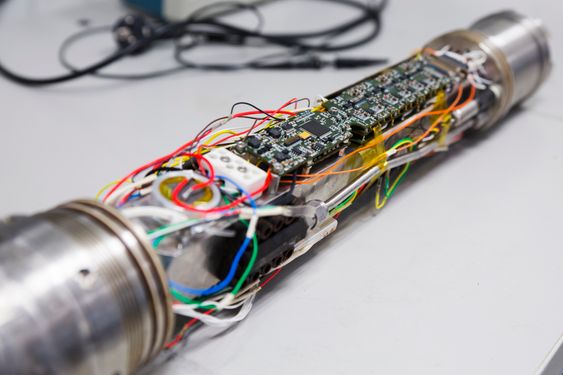 Hjernen: Elektronikken er hjernen i Targets nedihullsverktøy, siden lignende produkter i dag er mekaniske. Å utvikle et elektrisk system som tåler ekstreme vibrasjoner, vann, varme og trykket i en brønn har vært tidkrevende.