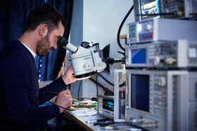 Radioekspert: Sivilingeniør Lars-Tore Skiftesvik jobber med mikrobølgeteknologien selskapet bruker i kretsene sine.