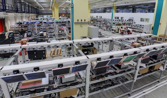 Her på Fujitsu-fabrikken i Tyskland testes alle servere grundig før de sendes ut til kundene.
