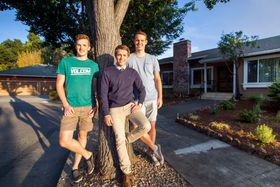 Satser: Gründerne Andreas Øgaard (f.v.), Kristoffer Lande og Morten Stulen, har etablert seg i et Hacker Home i Palo Alto for å jobbe med appen Gobi. Kristian Rekstad og Lars Erik Fagernæs var ikke til stede under vårt besøk.