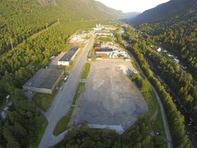Rom for utvidelse på Rjukan-tomta. Dette oversiktsbildet viser hele anlegget, inkludert område som skal bygges ut nå.