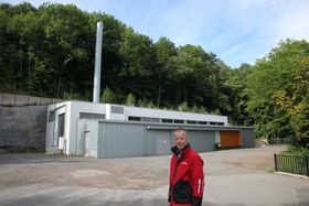 Daglig leder Roy Frivoll i Nydalen Energi håper myndighetene vil snu og tillate energiutveksling med Akerselva fra den nye energisentralen (i bakgrunnen) også på de varmeste dagene om sommeren.