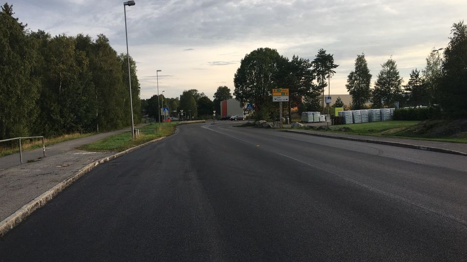 NY ASFALT: Nå blir det enda behageligere å kjøre her på fylkesvei 152.