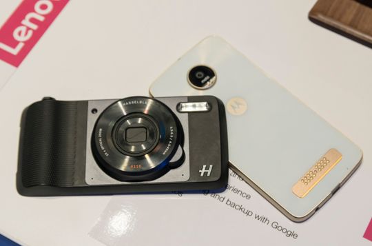Hasselblad-modulen oppå Moto Z Play.