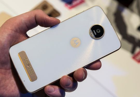 Moto Z Play har en modulkontakt på baksiden. I motsetning til LGs modulære telefon skrur den seg ikke av når du skifter moduler.