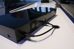 Baksiden mangler uttak for 7.1-surround via RCA-kontakter.