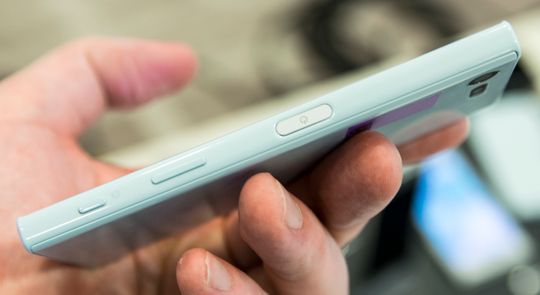På siden av telefonen har du volumtaster og fingerleser bygget inn i låsetasten. En separat kameratast nederst.