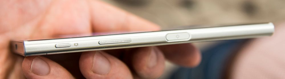 Låsetast med fingerleser, volumknapper og dedikert kameratast bor på høyre langside av telefonen.