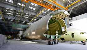 An-225 nummer to på Antonov-fabrikken i Kiev i Ukraina.