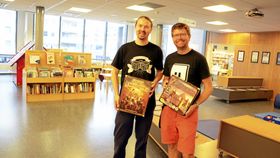 HELT PÅ NE.. EEEH BRETT: Sturla K. Johansen er brettspillfantast til beinet, og deler interessen sin med folket på biblioteket flere fredager fremover. Bibliotekar Hans Martin Enger gleder seg også til spillkveldene utover høsten.