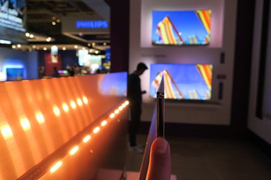OLED-teknologien betyr en tynn TV. En halv finger bred sånn cirka.