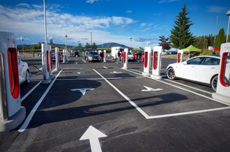 På Nebbenes ved Eidsvoll ligger verdens største hurtigladestasjon med totalt 28 punkter. 20 av dem er Teslas Supercharger, mens Fortum har åtte punkter.