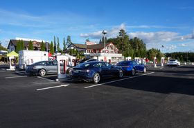 Teslas superladere leverer strøm nok til å kjøre 270 kilometer på en halvtimes lading.