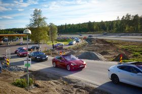 Tesla Owner's Club Norway ankom i en lang kortesje. - Jeg blir rent rørt, sa Tesla Norge-sjef Pål Simonsen under snorklippingen.