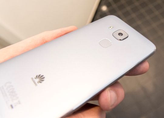 Huawei Nova Plus finnes også i en sølvgrå utgave.