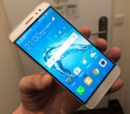 Menyene er Huaweis egne EMUI-menyer over Android. Noen appmeny får du ikke, og alt organiseres på hjemmeskjermene.