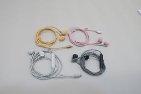 Proppene kommer i fire farger, som matcher telefonene til Apple.