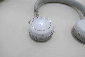 Libratone-logoen er på plass. Dog lyser den kun når du har tatt av deg hodetelefonene.