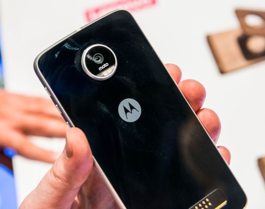 Den litt rimeligere varianten Moto Z Play er fortsatt svært tynn, men her får du noe svakere ytelse samtidig som du også får mini-jacken som mangler på Moto Z. Fordeler og ulemper, med andre ord.