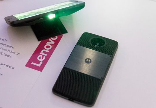Slik ser Moto Z ut inni projektortilbehøret. Pakken blir såpass stor at du skal ha svært store lommer for å få plass til den.