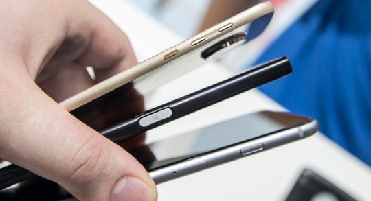 Syltynt: Motorola Moto Z, Sony Xperia XZ og iPhone 6S Plus nederst.