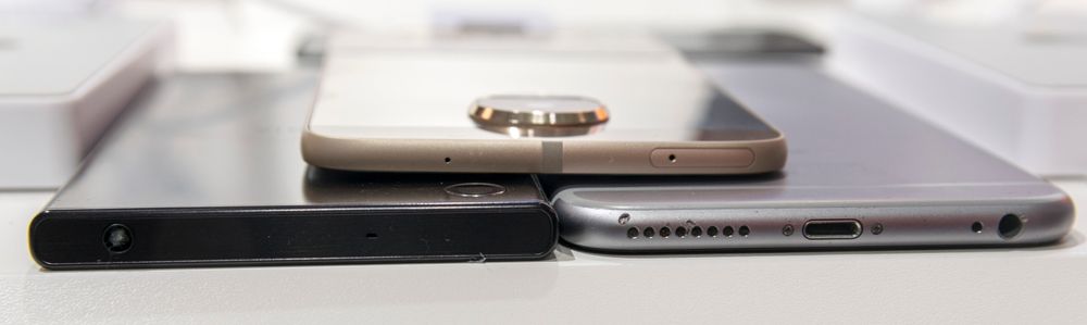 Nok en sammenlikning. Her ser du at Moto-modellen øverst ikke er så mye tykkere enn selve hodetelefonutgangen på iPhone 6S Plus.