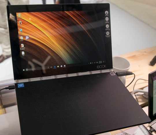 Android-utgaven av Yoga Book. Det er fryktelig merkelig å se det som for alle praktiske formål er en bærbar PC uten noe tydelig tastatur.
