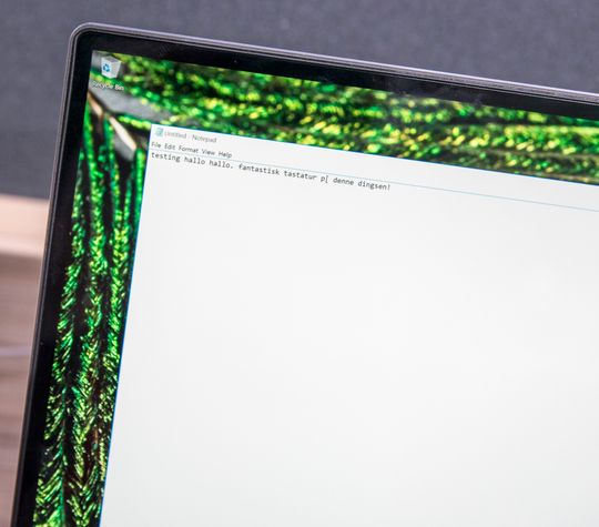 Rent bortsett fra tegnsettet på utstillingsmaskinene var tastaturet på Yoga 910 som en drøm å skrive på.