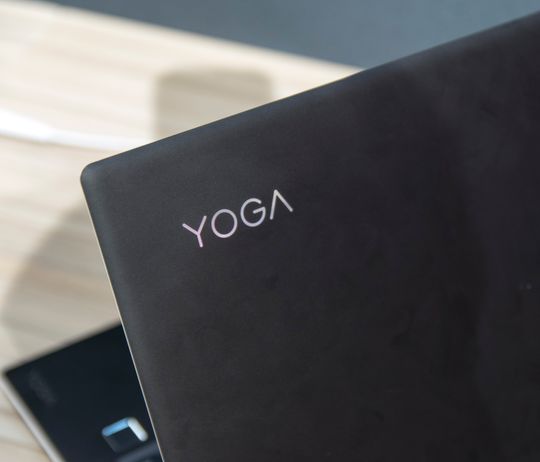 Slik ser den svarte maskinen ut utenpå. Legg også merke til at Lenovo bruker en fingerleser i disse maskinene som er utformet på samme måte som dem du finner i mobiltelefoner.