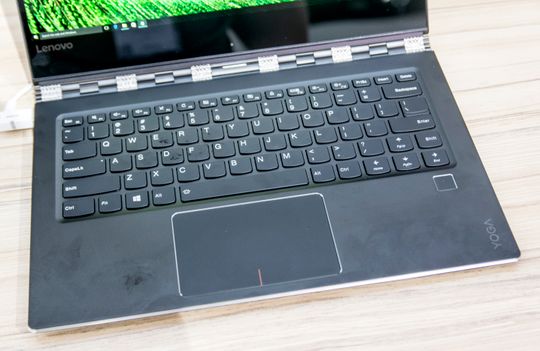 Det er fortsatt mulig at en fullverdig test avslører noe vi ikke liker ved tastene på Yoga 910. Men etter dagens møte med maskinen er førsteinntrykket meget godt. Her ser du også at skjermen har en ganske voksen ramme under seg, selv om resten av den nesten går i flukt med topplokkets ytre dimensjoner.