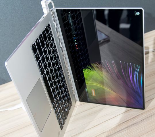 Yoga 910 i sølv. Denne maskinen er utstyrt med vanlig full-HD-skjerm i stedet for den ekstreme 4K-varianten i den svarte maskinen.