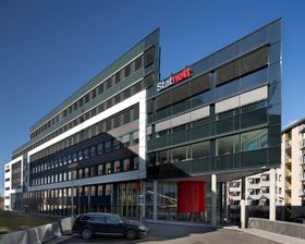 Statnetts hovedkontor (bildet) og PSTs kontorer i Nydalen i Oslo får kjøling fra Nydalen Energi, men tillatelsen til varmedumping i Akerselva bør strammes inn for å unngå fiskedød, mener NVE og Fylkesmannen.