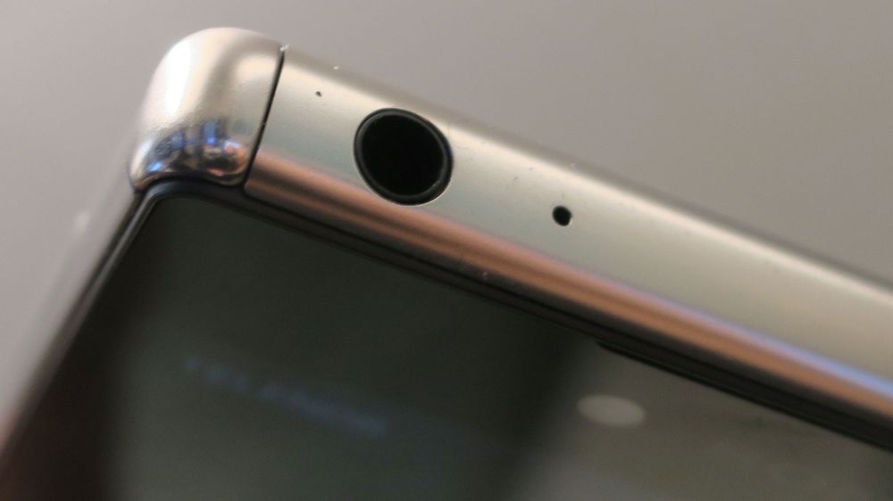 Sonys toppmodeller, her vist med Xperia Z5 Premium, har hodetelefoninnganger som skiller seg ut.