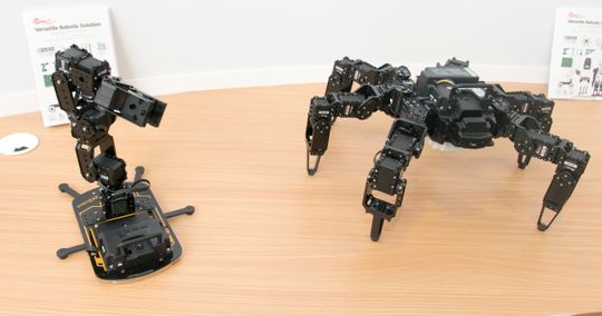 Du kan bygge roboten din med de modulene du måtte ønske. Det finnes også en plattform med hjul på.