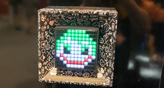 Divoom hadde en mengde høyttalere utstilt, med mange forskjellige design. Akkurat denne karen er nok litt ekstra glad i Skrillex.