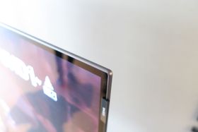 Rammene er syltynne takket være OLED-teknologien.