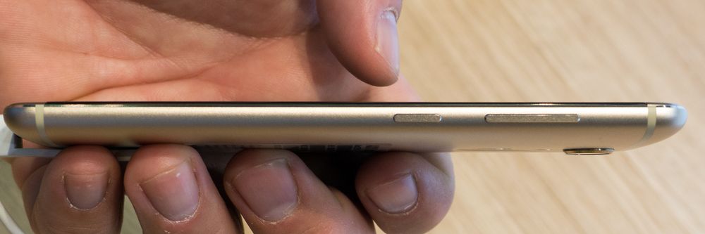 Axon 7 mini sett fra siden.