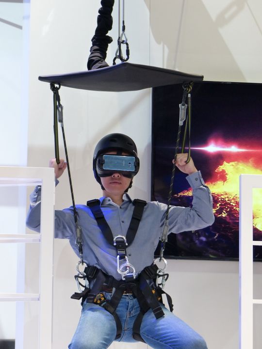 Hengende i en line blir du sluppet ned i en vulkan. Heldigvis er det bare VR.