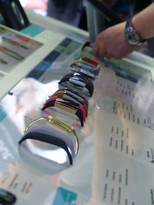Smartklokker og aktivitetsarmbånd var overalt. Her fra Fitbits stand.