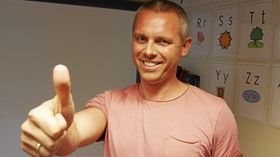 ENESTE HANEN I FLOKKEN: Martin Høy har ingen problemer med å være eneste hanen i flokken blant førsteklassingene i Oppegård-skolene i år.