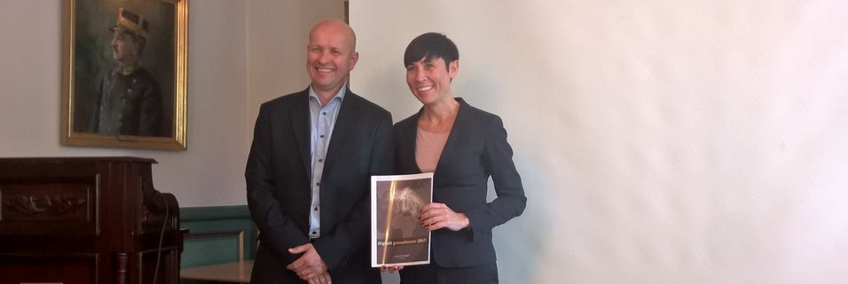 Lysne overrakte utvalgets innstilling til forsvarsminister Ine Marie Eriksen Søreide.