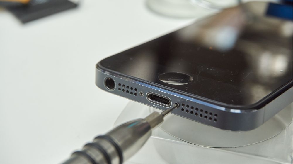 To små skruer i bunnen må ut for å kunne åpne telefonen.