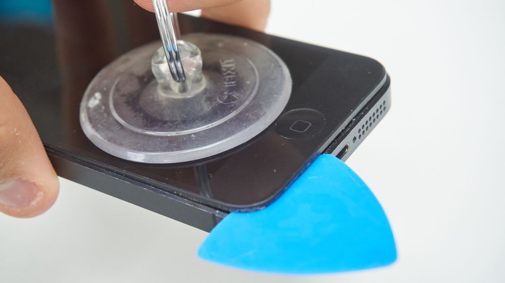 Både sugekopp og plastplekter fulgte med i iFixit-pakka til undertegnede.