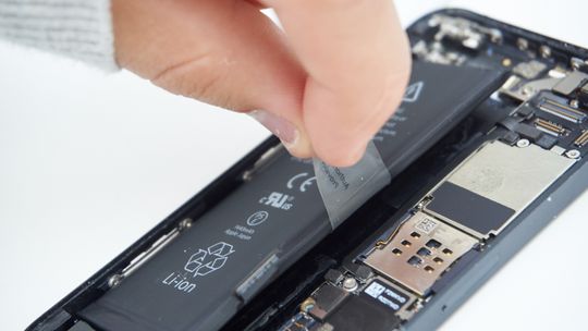 Det originale batteriet kunne løftes opp ved hjelp av en plastflipp, etter behørig oppvarming.