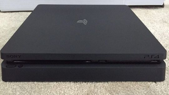Det første bildet av PlayStation 4 Slim.