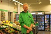 FORNØYD: Butikksjef Christian Johan Kai Dyvik i Kiwi Sonsterudveien.