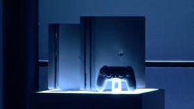 PlayStation 4 Pro og den tynnere versjonen av den originale maskinen på utstilling under PlayStation Meeting.